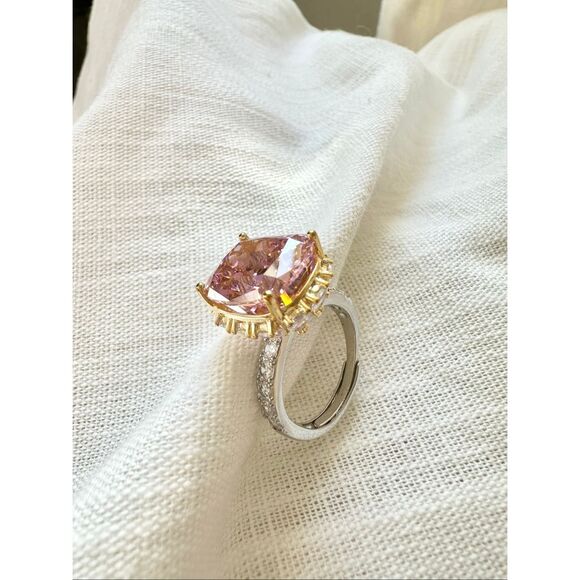 Gorgeous super light pink sparkly cubic zirconia elongated cushion cut adjustabl - Picture 4 of 12